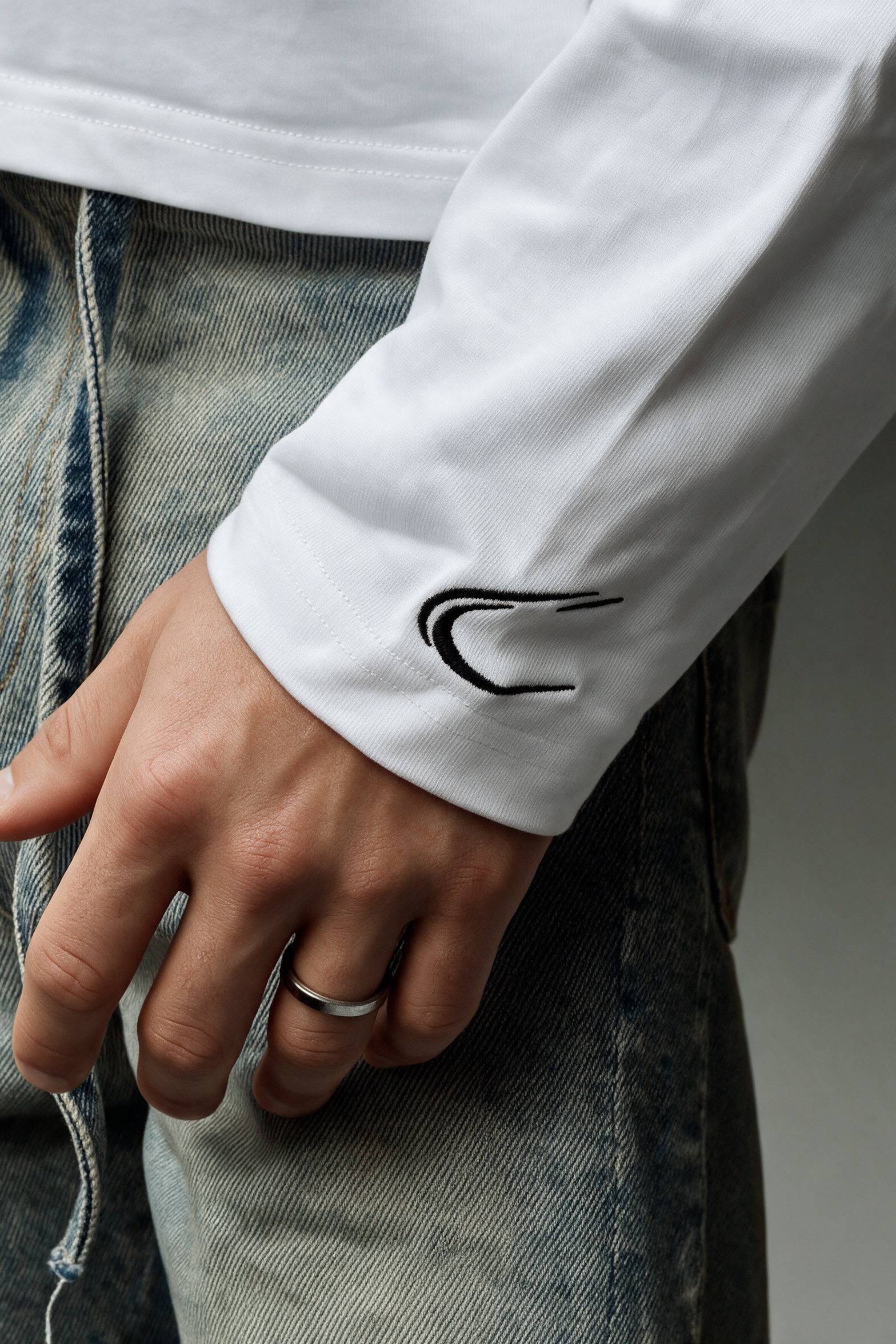 WHITE LONGSLEEVE